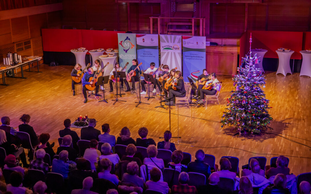 Zsúfolásig megtelt a Szent István Zeneház nagyterme a polgári szervezetek közös adventi gyertyagyújtásán december 18-án.